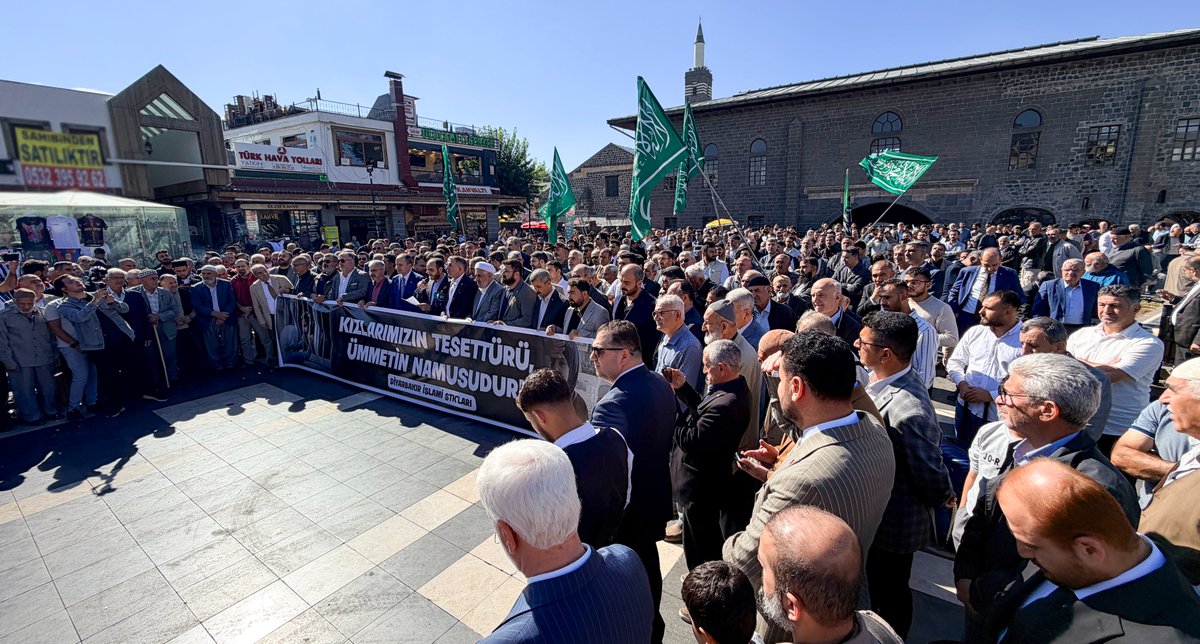 HudaPar21's tweet photo. İl Başkanımız Zeynul Abidin Gülsever ve beraberindeki heyetimiz, Azerbaycan’da başörtüsüne yönelik kısıtlamalara tepki göstermek amacıyla Diyarbakır İslami STK'lar tarafından düzenlenen basın açıklamasına katıldı.

Başörtülü kardeşlerimizin eğitim hakkı engellenemez. Azerbaycan'da başörtülü kız evlatlarımızın okullardan dışlanmasına sessiz kalmayacağız!