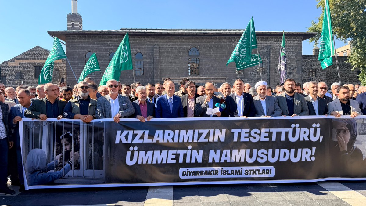 HudaPar21's tweet photo. İl Başkanımız Zeynul Abidin Gülsever ve beraberindeki heyetimiz, Azerbaycan’da başörtüsüne yönelik kısıtlamalara tepki göstermek amacıyla Diyarbakır İslami STK'lar tarafından düzenlenen basın açıklamasına katıldı.

Başörtülü kardeşlerimizin eğitim hakkı engellenemez. Azerbaycan'da başörtülü kız evlatlarımızın okullardan dışlanmasına sessiz kalmayacağız!