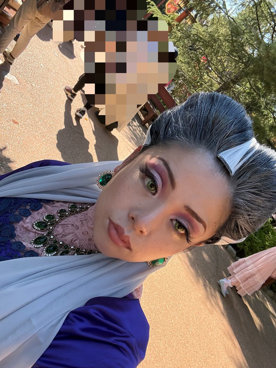 0326atk's tweet photo. てか、Ｄハロでいちばん頑張ったの「地毛」でトレメイン夫人のこの髪型再現したことなんだけど………………マジで大変だったから褒めて欲しい😭😭😭😭😭白のエクステ以外地毛なのこれ…………地毛なの…………マジで褒めて……😭😭😭😭 https://t.co/tOMAUMtizO