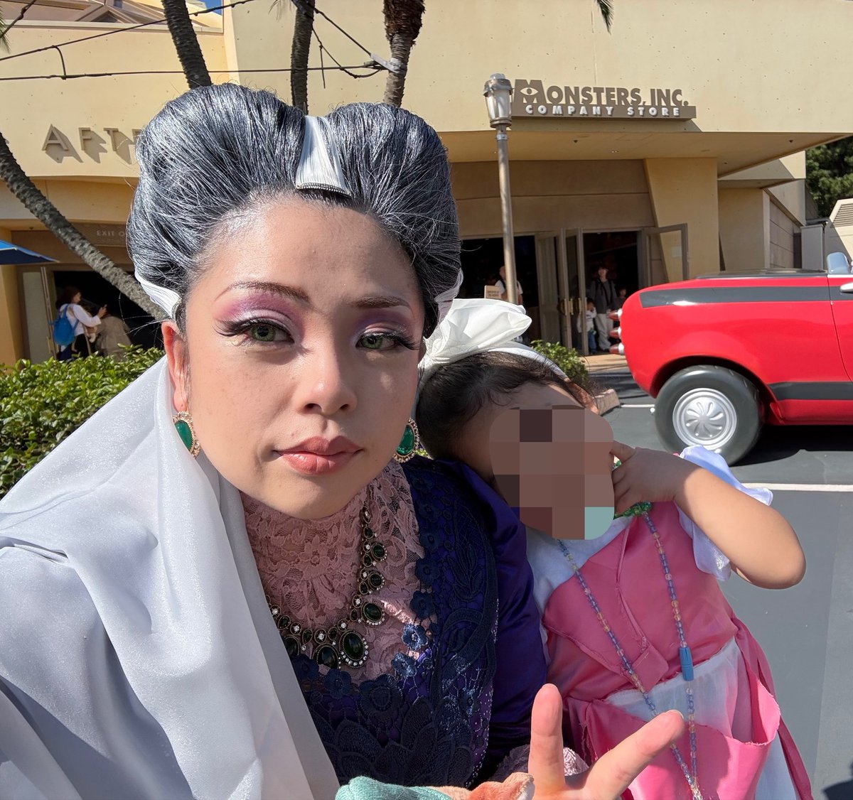 0326atk's tweet photo. てか、Ｄハロでいちばん頑張ったの「地毛」でトレメイン夫人のこの髪型再現したことなんだけど………………マジで大変だったから褒めて欲しい😭😭😭😭😭白のエクステ以外地毛なのこれ…………地毛なの…………マジで褒めて……😭😭😭😭 https://t.co/tOMAUMtizO