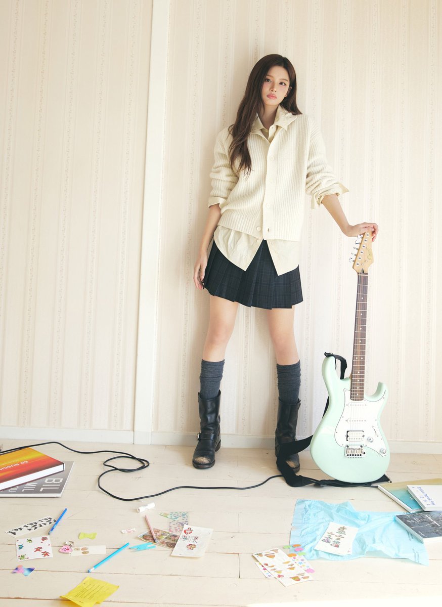 sullyoomh's tweet photo. The guitarist unnie whom everyone secretly has a lesbian crush on https://t.co/s1JkKWOJbX