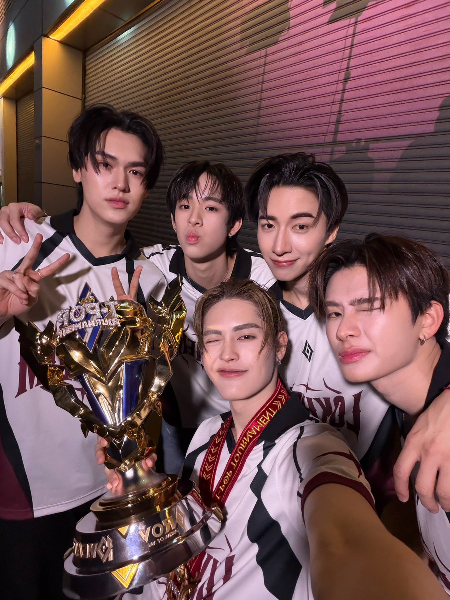 nicesomkidd's tweet photo. เอาถ้วยมาฝากค้าบ😗 #RoVTPOPTournament https://t.co/cmqKAhG8jX