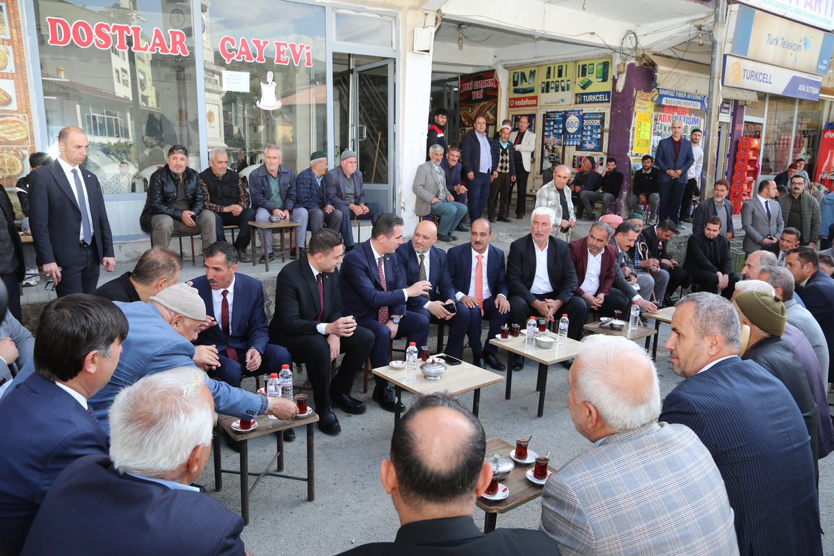 EnginGunceoglu's tweet photo. Valimiz Sayın @ahmetkarakaya37 ile birlikte Hizan ilçemizde esnafımızı ziyaret ederek kıymetli hemşehrilerimizle bir araya geldik. Esnaf kardeşlerimizle hasbihal edip talep ve önerilerini dinledik, hayırlı ve bereketli kazançlar diledik.

Bizleri samimiyetle karşılayan esnafımıza teşekkür ediyor, Bitlis’imizin her köşesinde vatandaşlarımızla gönül bağımızı güçlendirmeye devam ediyoruz. Birlik ve beraberlik içerisinde, şehrimiz için hep birlikte çalışmayı sürdüreceğiz.