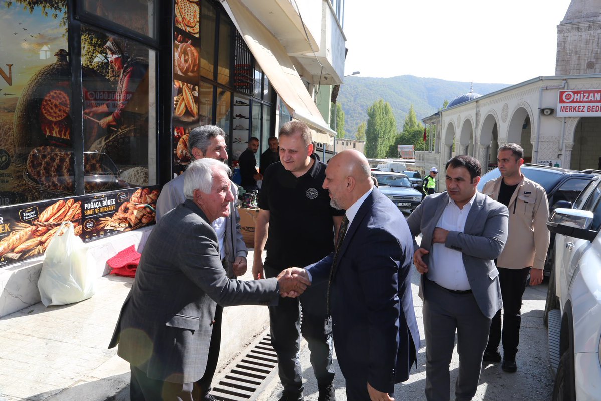 EnginGunceoglu's tweet photo. Valimiz Sayın @ahmetkarakaya37 ile birlikte Hizan ilçemizde esnafımızı ziyaret ederek kıymetli hemşehrilerimizle bir araya geldik. Esnaf kardeşlerimizle hasbihal edip talep ve önerilerini dinledik, hayırlı ve bereketli kazançlar diledik.

Bizleri samimiyetle karşılayan esnafımıza teşekkür ediyor, Bitlis’imizin her köşesinde vatandaşlarımızla gönül bağımızı güçlendirmeye devam ediyoruz. Birlik ve beraberlik içerisinde, şehrimiz için hep birlikte çalışmayı sürdüreceğiz.