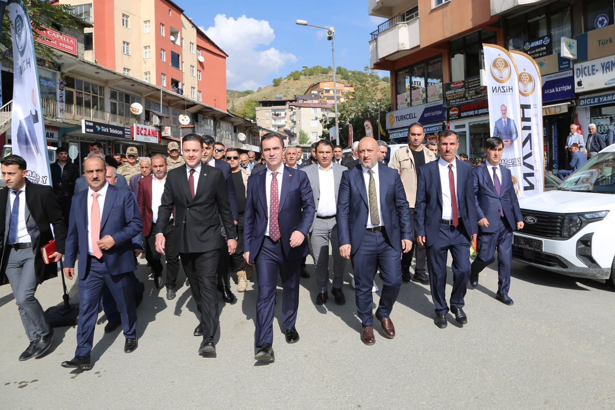 EnginGunceoglu's tweet photo. Valimiz Sayın @ahmetkarakaya37 ile birlikte Hizan ilçemizde esnafımızı ziyaret ederek kıymetli hemşehrilerimizle bir araya geldik. Esnaf kardeşlerimizle hasbihal edip talep ve önerilerini dinledik, hayırlı ve bereketli kazançlar diledik.

Bizleri samimiyetle karşılayan esnafımıza teşekkür ediyor, Bitlis’imizin her köşesinde vatandaşlarımızla gönül bağımızı güçlendirmeye devam ediyoruz. Birlik ve beraberlik içerisinde, şehrimiz için hep birlikte çalışmayı sürdüreceğiz.