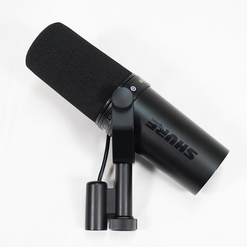 PowerRec's tweet photo. ◤中古品情報◢

#SHURE  #SM7dB が委中古品で入荷いたしました🎉

SM7B譲りの滑らかで温かみのあるサウンドに、最大+28dBのゲインを備えたShure独自設計のプリアンプを搭載したダイナミックマイクロホン。+18dB／+28dBのゲイン切り替えとバイパス機能により、配信やポッドキャストから楽器収音まで幅広く対応します‼😍

カーディオイド指向性によって周囲のノイズを抑え、声をクリアに収音。低域ロールオフやプレゼンスブーストも設定でき、+48Vファンタム電源対応のXLRインターフェースと組み合わせることで、外部インラインプリアンプなしでも必要なゲインを確保できます‼

商品ページはリプ欄から💁‍♂️

#レコーディング #DTM #シュアー #ダイナミックマイク