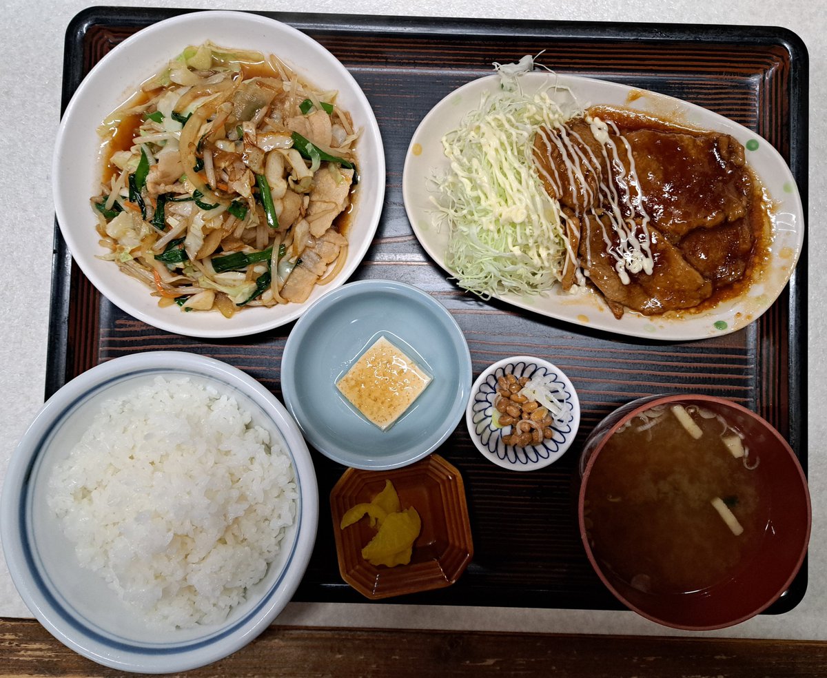 kenboy8465's tweet photo. 週末金曜日ですが
家で作るの面倒なので
会社帰りに定食屋さんへ
野菜炒め生姜焼き定食 1,430円
頂きました。
野菜炒めは炎が出てました。
強力な火力で美味しいやつです。
これで腹パンです。
ご馳走様でした。 https://t.co/UHZsskXGLv