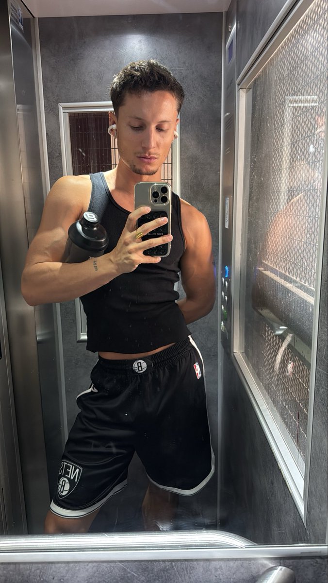 VYRE_PARIS's tweet photo. Just another day at the gym

#GymSelfie #GayTwitter #FitMen https://t.co/XKqvhXemJT