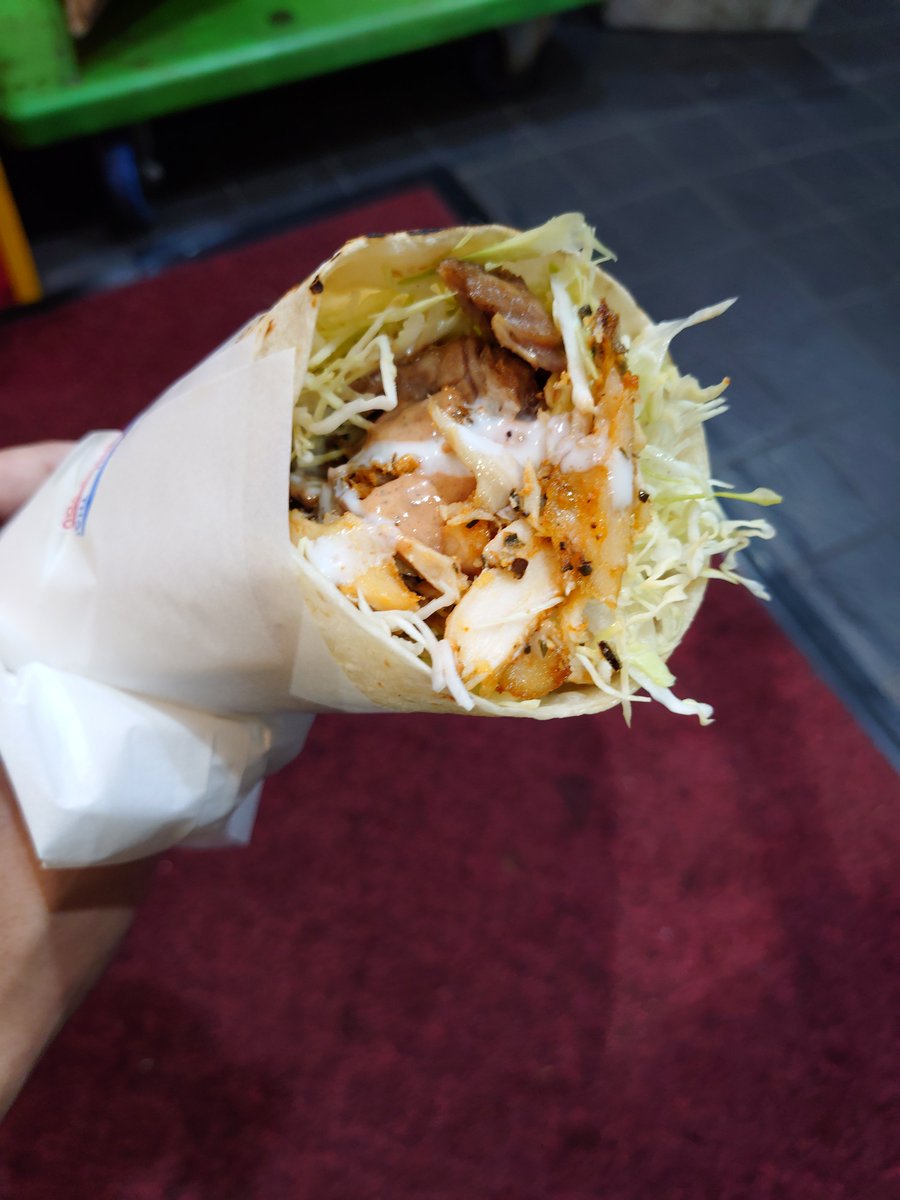MeTime_5sec's tweet photo. 久しぶりに横浜のケバブ屋へ来た。店主自分の顔覚えててくれて嬉しかった。 https://t.co/l8Wq92mBDr