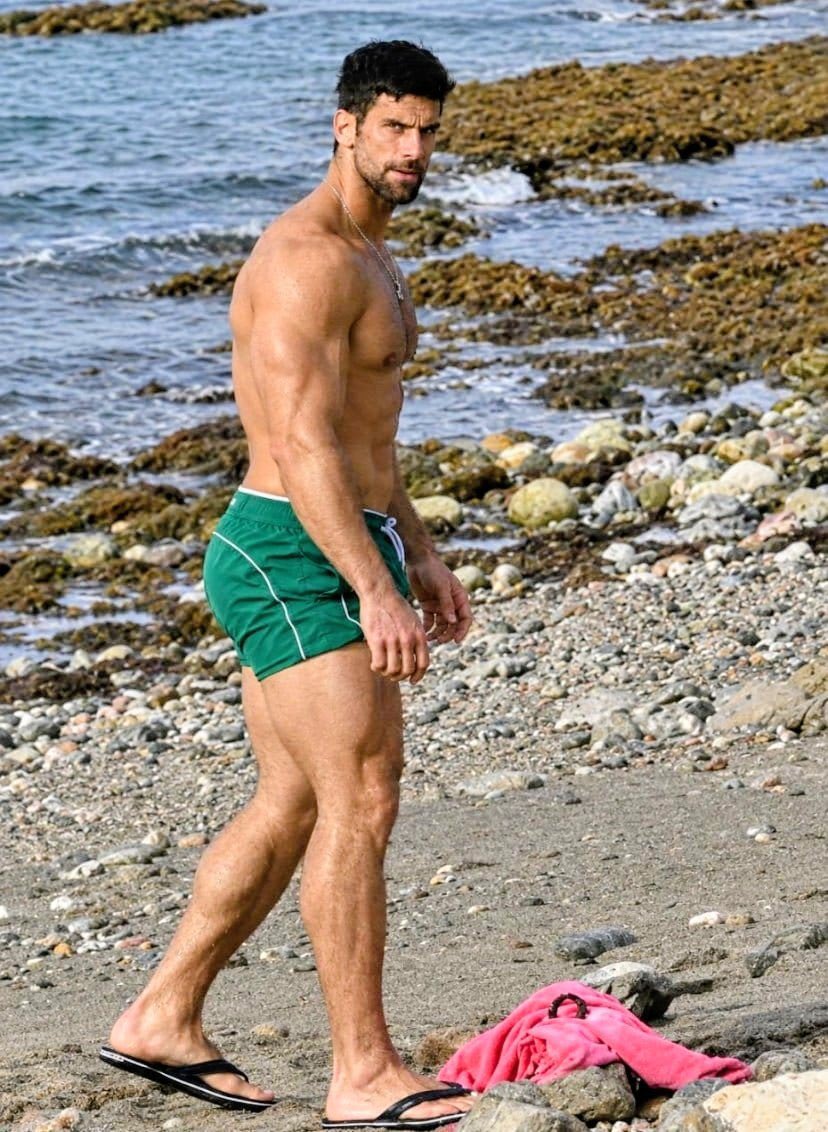 HoteDudes's tweet photo. Novak Djokovic shows off his six-pack while enjoying a vacation in Marbella. https://t.co/NodFjzE3jG