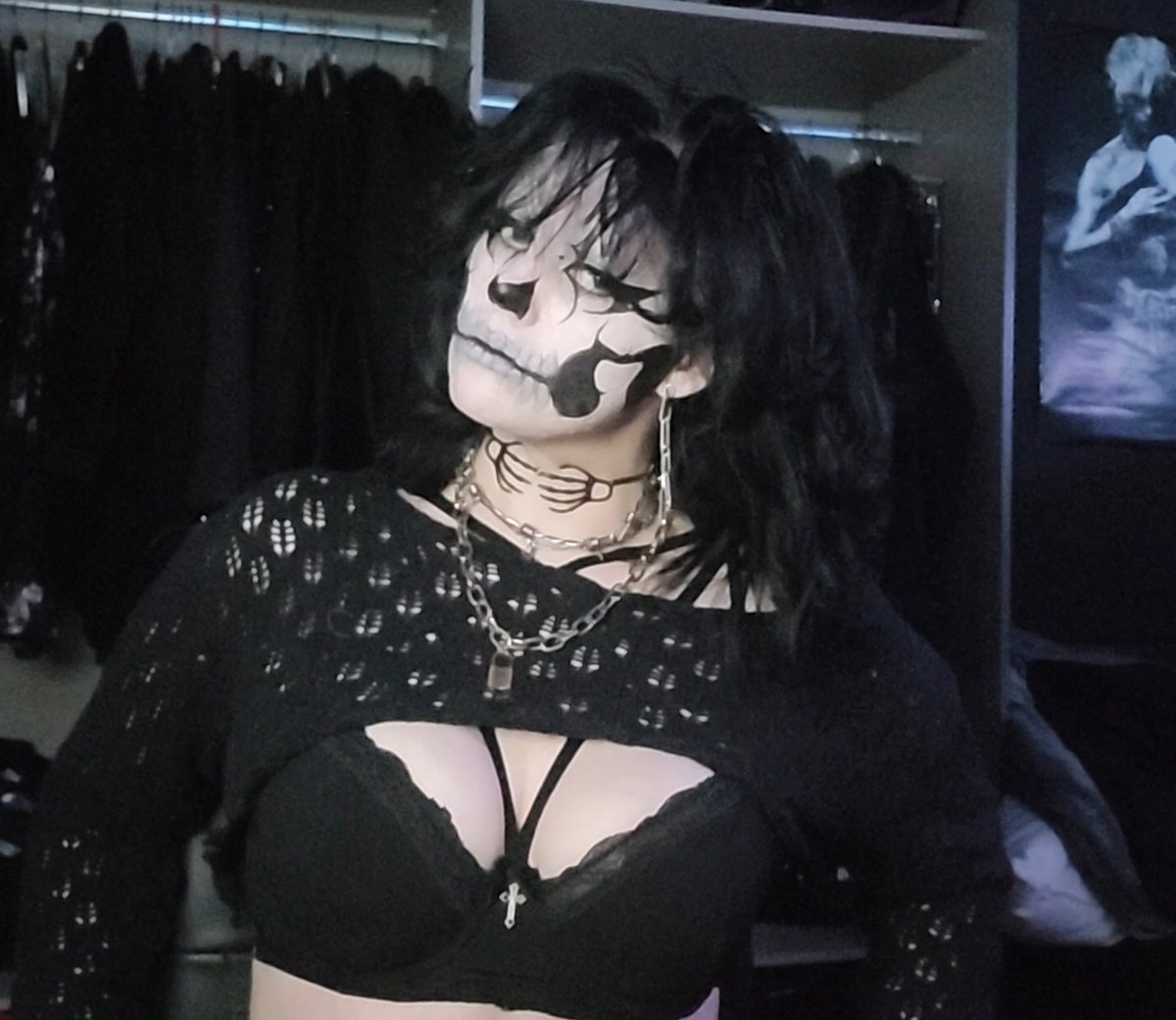 demidevilxx's tweet photo. Halloween season >>>

(feat kells in the background 😽) https://t.co/aOmvggGs74