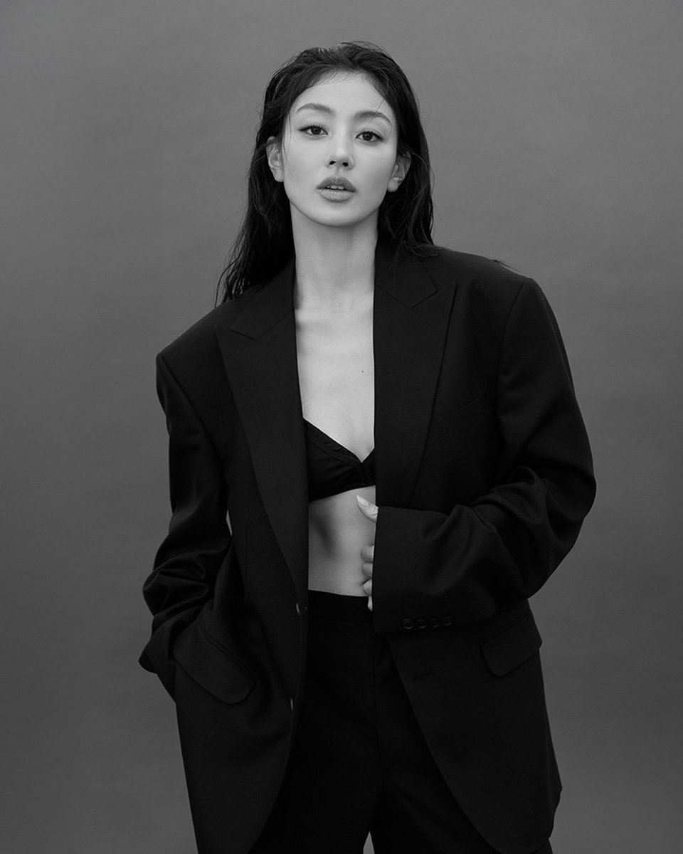 JihyoTeamTurkey's tweet photo. Giderken ekibini peşinden götürecek kadar sevilen bir idol ve CEO düşünün 🫠 Jihyo'nun EMITHAUS ekibinin bir kısmının JYP'de uzun süre birlikte çalıştığı kişiler olduğunu biliyor muydunuz?

JIHYO’nun etkinlik ve programlarında kendisine eşlik eden menajeri de (Görsel 2) şirkette geçirdiği 8 yılın ardından, Temmuz ayında JYP Entertainment’tan ayrıldı. Şirketten ayrılışını hep birlikte kutladılar.

Zamanlamaya baktığımızda, EMITHAUS’un Temmuz 2026’da Seul’de resmi olarak tescil edilerek kurulduğunu ve sanatçı yönetimi, etkinlik ve performans planlamasının yanı sıra medya içerikleri üretimi alanlarında faaliyet göstereceğini duyurduğunu görüyoruz.

EMITHAUS bünyesinde ayrıca JYP 360° eski başkan yardımcısı ve JYP Thailand eski genel müdürü KiJae Kim (K-Jay), şirketin resmi temsilcisi olarak görev yapacak. (Görsel 3)

#JIHYO #지효 #ジヒョ
#EMITHAUS #이밋하우스
@EMITHAUS