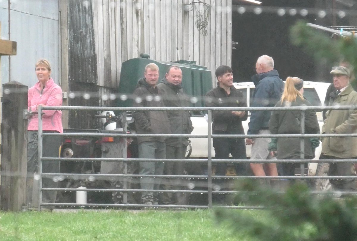 devoncountysabs's tweet photo. Dulverton West 03.10.26

We took a trip to the edge of Exmoor to pay a visit to the Dulverton West at Porte Cottage, between Patchole and Blackmoor Gate. They were gathering in the farmyard for a morning of cub-hunting when they spotted sabs waiting on the road. 🦊🧵01/05 https://t.co/iq5MbTaysk
