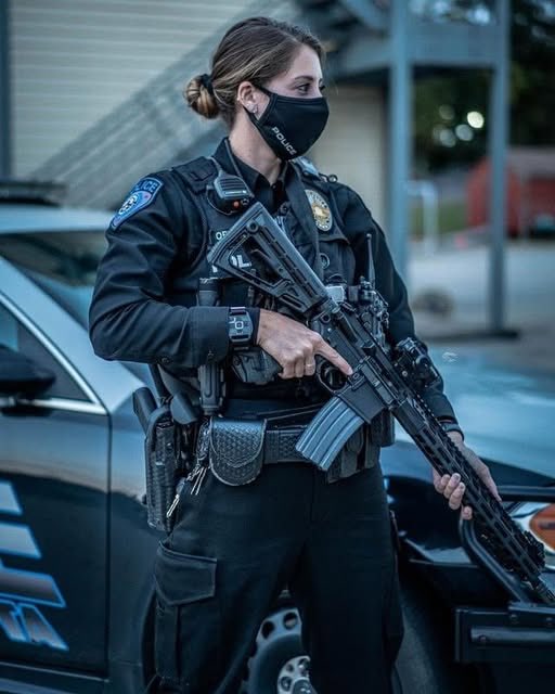 duke_nara's tweet photo. 女性警官🇺🇸

誰よりも褒め倒す自信がある我々 https://t.co/f2HygyjsVu