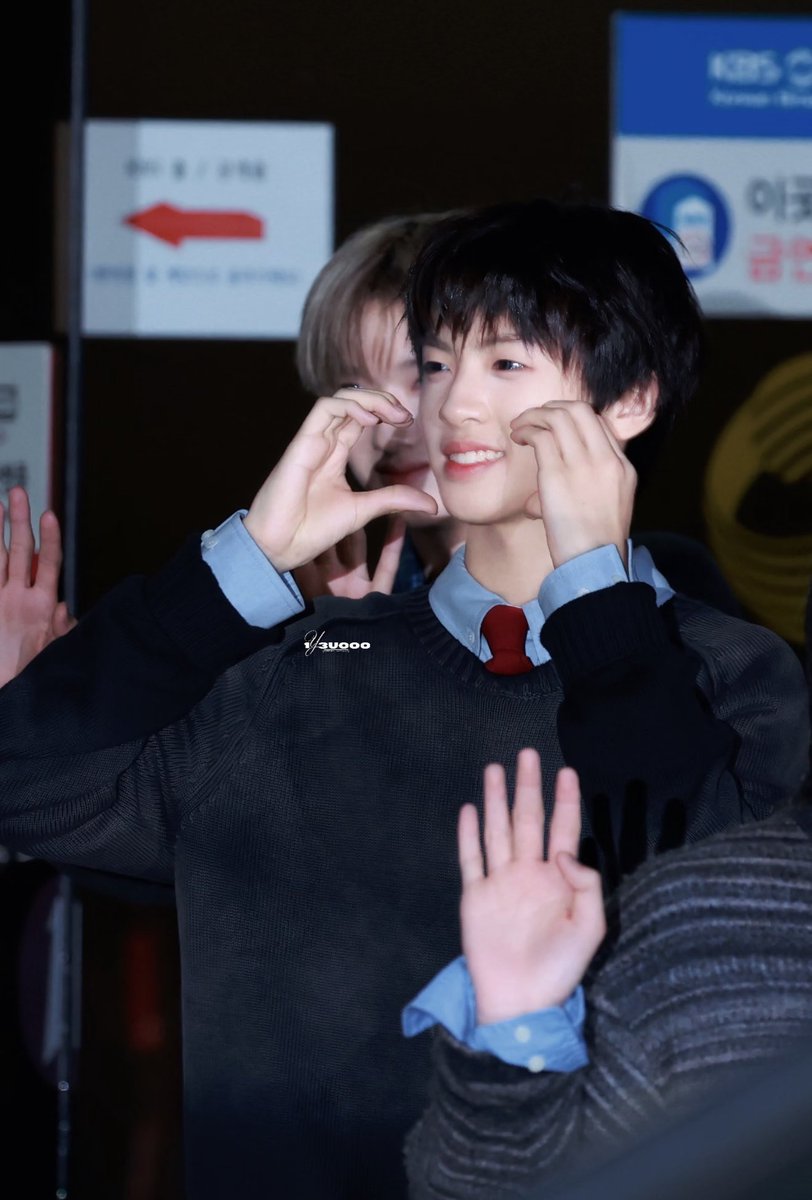 zethanze's tweet photo. 261023 KBS Music Bank

cr 1Y3uooO https://t.co/qkssfd9Vji