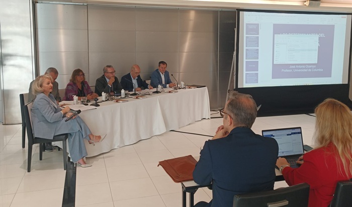 UGTPV's tweet photo. 🗣️ Marisa Baena, vicesecretaria general de #UGTPV, participa en el II Foro de Política Económica y Social de la CV, en la mesa sobre absentismo laboral.

Frente al absentismo, más prevención, mejores condiciones laborales y protección de la salud de las personas trabajadoras. https://t.co/3CHW1kaQPG