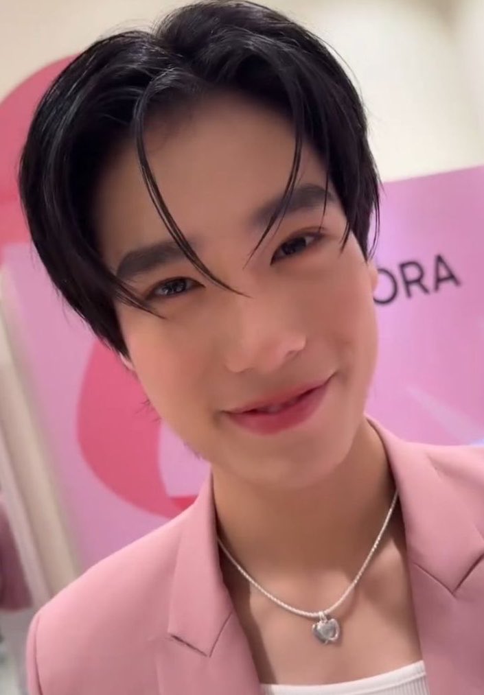 phuwinful's tweet photo. pinkphu <3 https://t.co/p6xDlR28eL