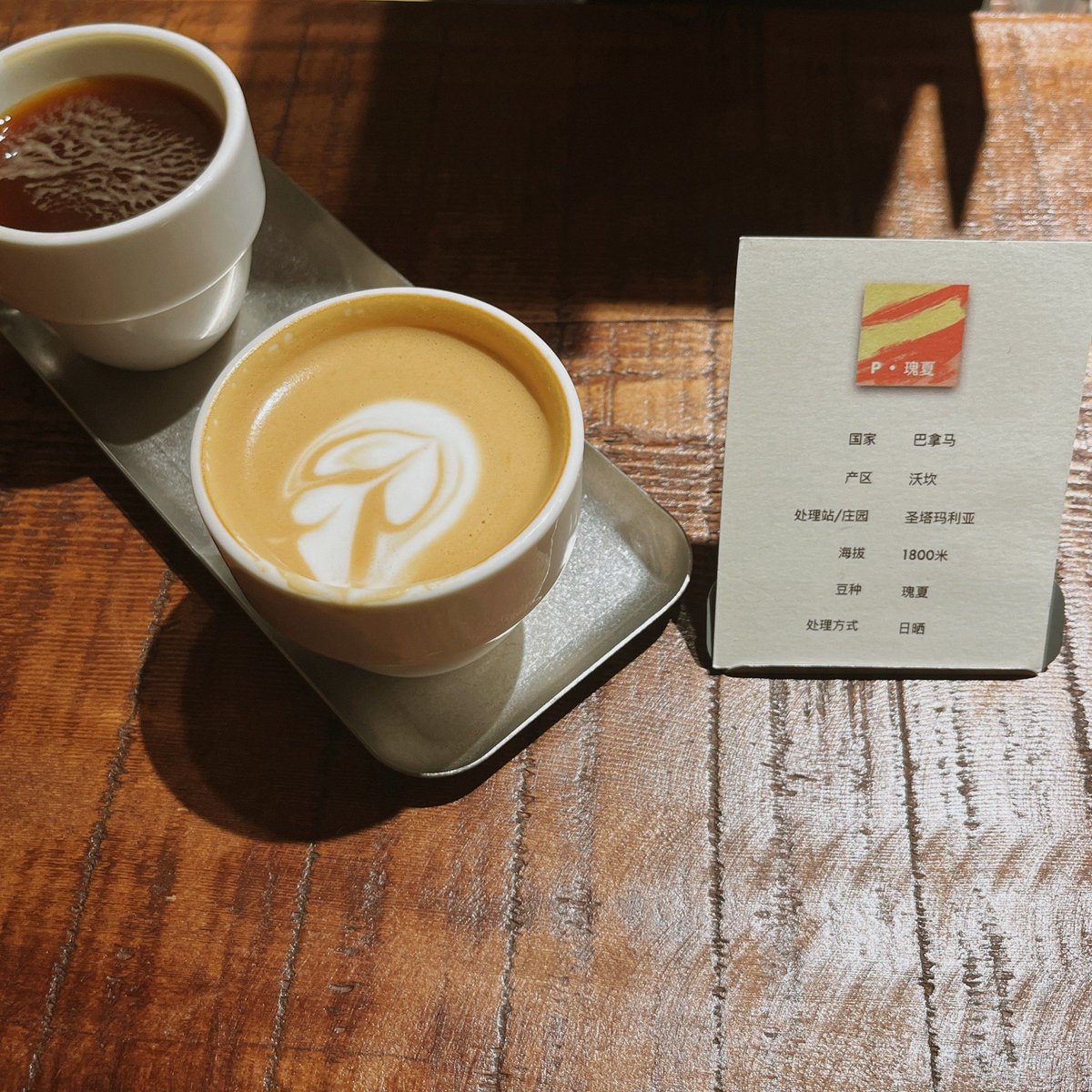 KPt8XQTA3L3vcgX's tweet photo. [敦しいカフェで、凹凸のレリーフが飾り、店員さんが静かにメニューを誘う] https://t.co/bzF4eOBFzN