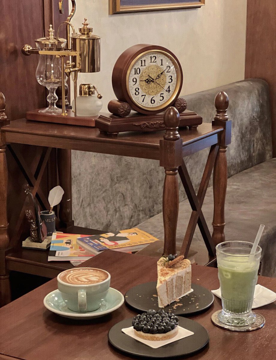 akkyakky_'s tweet photo. [味南]のカフェで見た、まるでタイムスリップしたようなノスタルジックな古時計の展示。この時計の隣に置かれたカップからはコーヒーの香りが立ち昇り、まるで過去の事件を思い出させるような神秘的な雰囲気が漂っている。 https://t.co/byValDY876