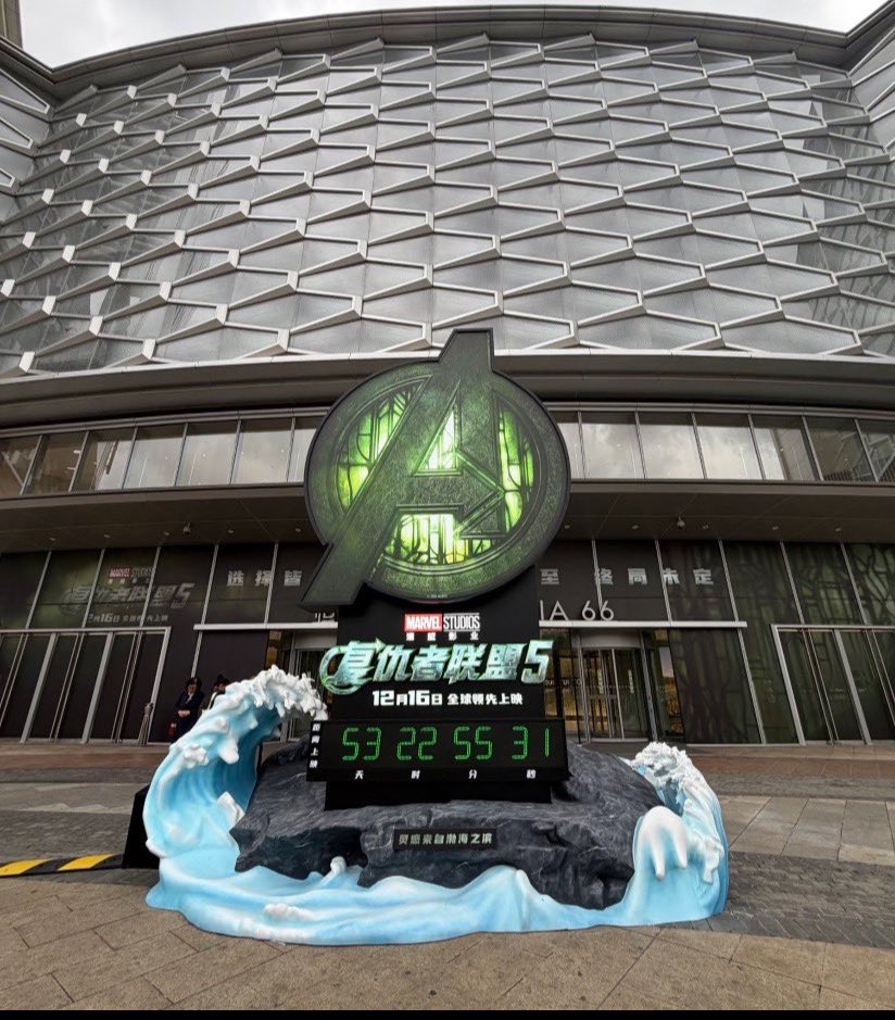DoomsDayUpdatee's tweet photo. new avengers countdown booth displayed water wave hinting at talokans 

there are 6 more booths at different locations hinting towards different things https://t.co/xxESaI7Ph3