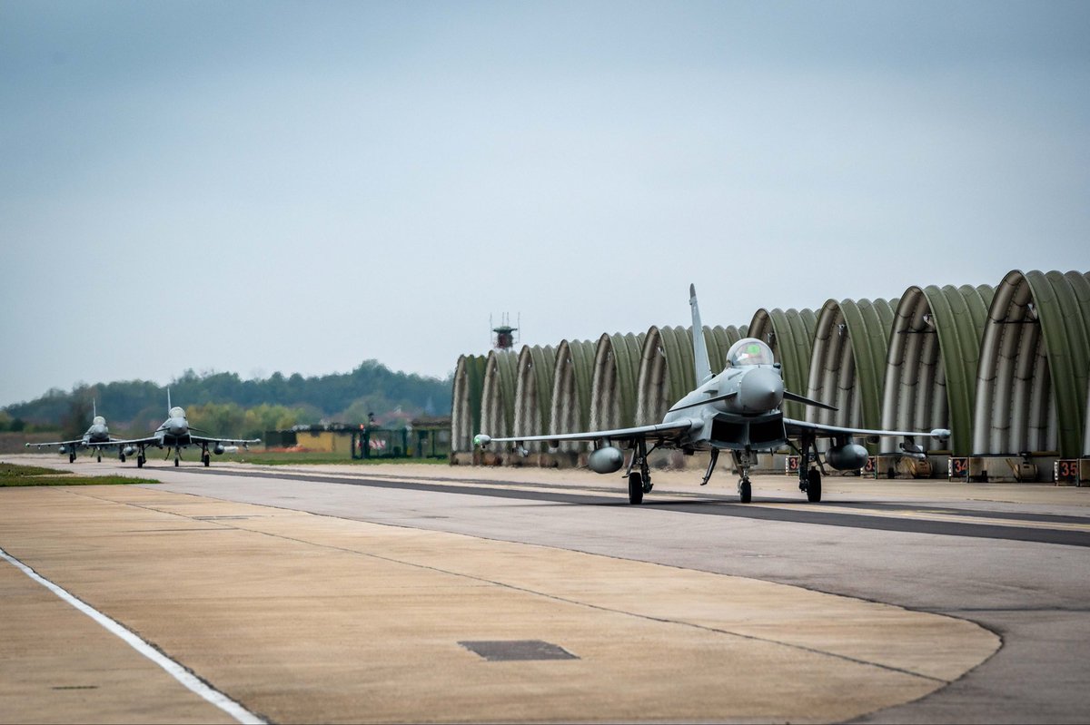 CEMA_FR's tweet photo. Les Forces aériennes stratégiques et la Royal Air Force ont réalisé pour la première fois un exercice aérien conjoint à dimension nucléaire, marquant ainsi une étape clé pour la coopération franco-britannique. 

S’inscrivant dans le cadre de la déclaration de Northwood du 10 juillet 2025 entre le Président de la République française et le Premier ministre britannique, l’exercice RUMMY, ne mobilisant aucune arme nucléaire réelle, a réuni des équipages d’avions de combat Rafale et Eurofighter Typhoon et de ravitailleurs en vol A330 MRTT.

Décollant de la base aérienne à vocation nucléaire de Saint-Dizier, les équipages français et britanniques ont démontré un très haut niveau d’interopérabilité et une capacité à se coordonner. Les forces nucléaires françaises et britanniques restent indépendantes.

@RoyalAirForce