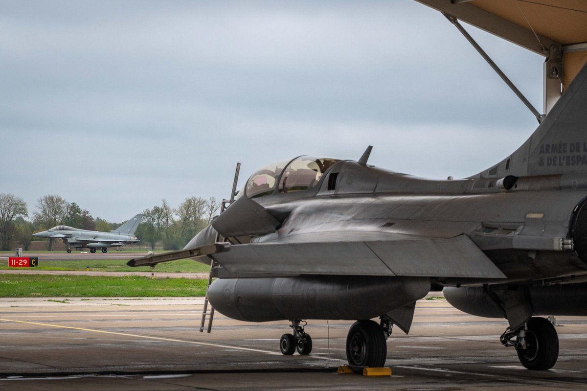 CEMA_FR's tweet photo. Les Forces aériennes stratégiques et la Royal Air Force ont réalisé pour la première fois un exercice aérien conjoint à dimension nucléaire, marquant ainsi une étape clé pour la coopération franco-britannique. 

S’inscrivant dans le cadre de la déclaration de Northwood du 10 juillet 2025 entre le Président de la République française et le Premier ministre britannique, l’exercice RUMMY, ne mobilisant aucune arme nucléaire réelle, a réuni des équipages d’avions de combat Rafale et Eurofighter Typhoon et de ravitailleurs en vol A330 MRTT.

Décollant de la base aérienne à vocation nucléaire de Saint-Dizier, les équipages français et britanniques ont démontré un très haut niveau d’interopérabilité et une capacité à se coordonner. Les forces nucléaires françaises et britanniques restent indépendantes.

@RoyalAirForce