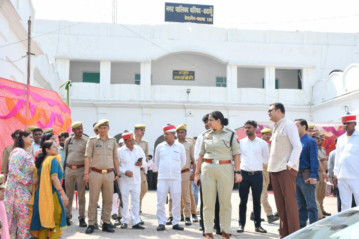 deo_budaun's tweet photo. शिक्षक MLC निर्वाचन को निष्पक्ष, शांतिपूर्ण संपन्न कराने के लिए DM अवनीश राय और एसएसपी अंकिता शर्मा ने शुक्रवार को नगर पालिका बदायूं और बिल्सी के मतदान केंद्रों का निरीक्षण किया एवं संबंधित कर्मचारियों को म���दान प्रक्रिया पारदर्शी, सुव्यवस्थित ढंग से संपन्न कराने के निर्देश दिए। https://t.co/XTlcEKyB2p