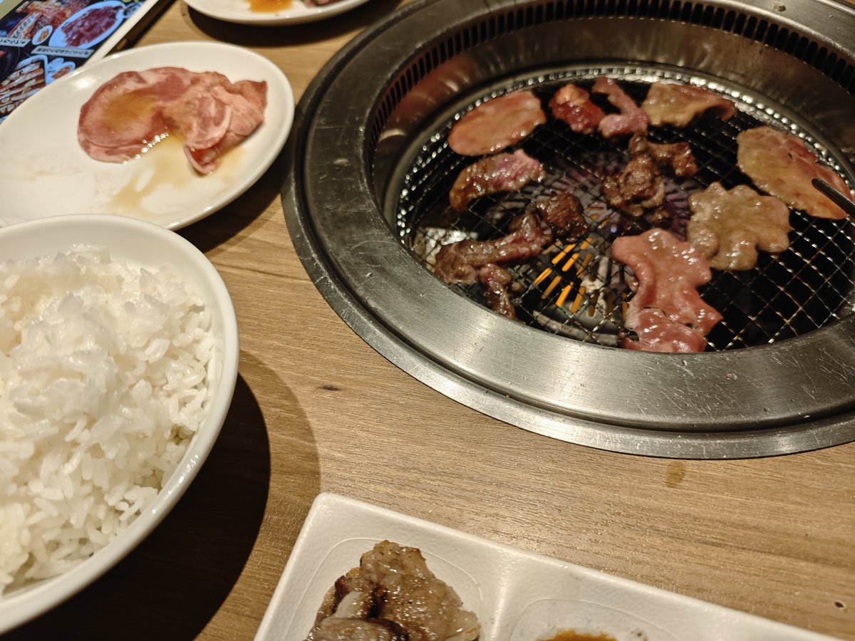 falsamoflucts96's tweet photo. 人の金で食う肉がうめー！ https://t.co/ubWqkrulty