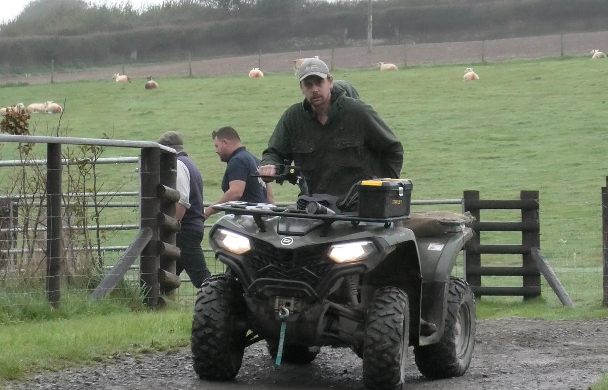 devoncountysabs's tweet photo. Having failed to manifest their desired police protection, the hunt decided they’d rather not risk hunting in front of sabs. Hounds remained in the van, quad bikes were loaded back onto their trailers and everyone left for home. 04/05 https://t.co/Tt3EhlfApe