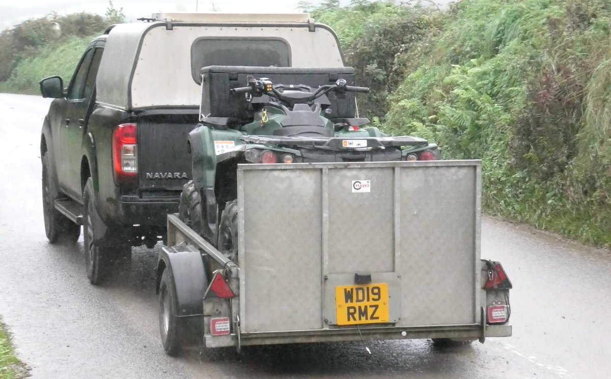 devoncountysabs's tweet photo. Having failed to manifest their desired police protection, the hunt decided they’d rather not risk hunting in front of sabs. Hounds remained in the van, quad bikes were loaded back onto their trailers and everyone left for home. 04/05 https://t.co/Tt3EhlfApe