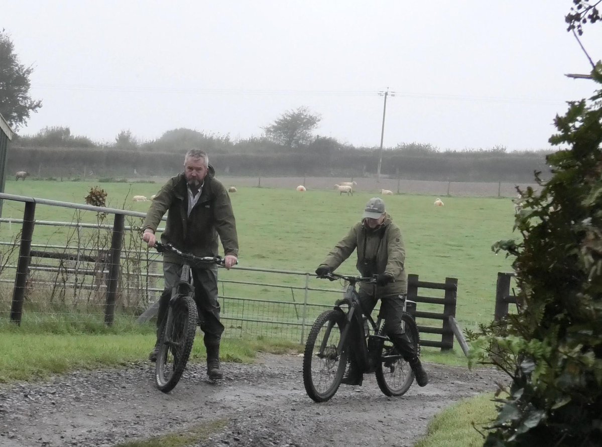 devoncountysabs's tweet photo. Having failed to manifest their desired police protection, the hunt decided they’d rather not risk hunting in front of sabs. Hounds remained in the van, quad bikes were loaded back onto their trailers and everyone left for home. 04/05 https://t.co/Tt3EhlfApe
