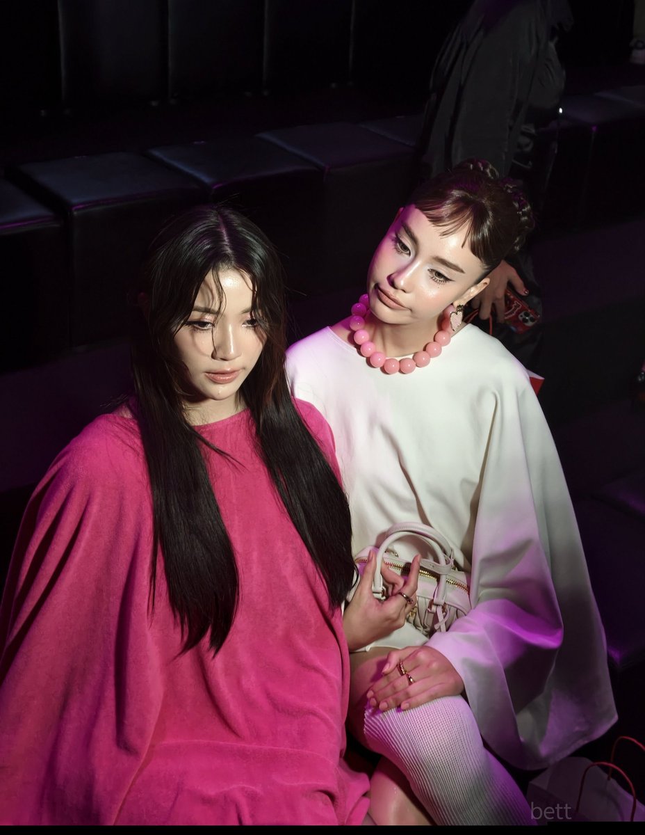 sensitivee25's tweet photo. Elas 🩷🤍

GINJAY HEIDIS SECRET EFW26
#GinjayatEFW26ICONSIAM https://t.co/PwS3maEykC