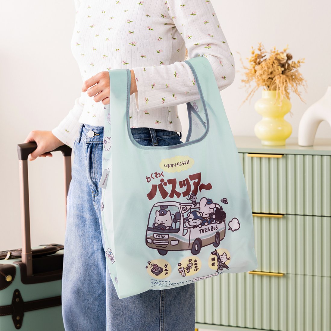 toraebistore's tweet photo. わくわくバスツアー🚌💨

描き下ろしテーマ「わくわくバスツアー」の
新作グッズが大集合！🗺️

#とらえびストア で
11/6(金)11時に発売🗼

🔻商品詳細はリプライをチェック🔻 https://t.co/VUw0zzKwtq