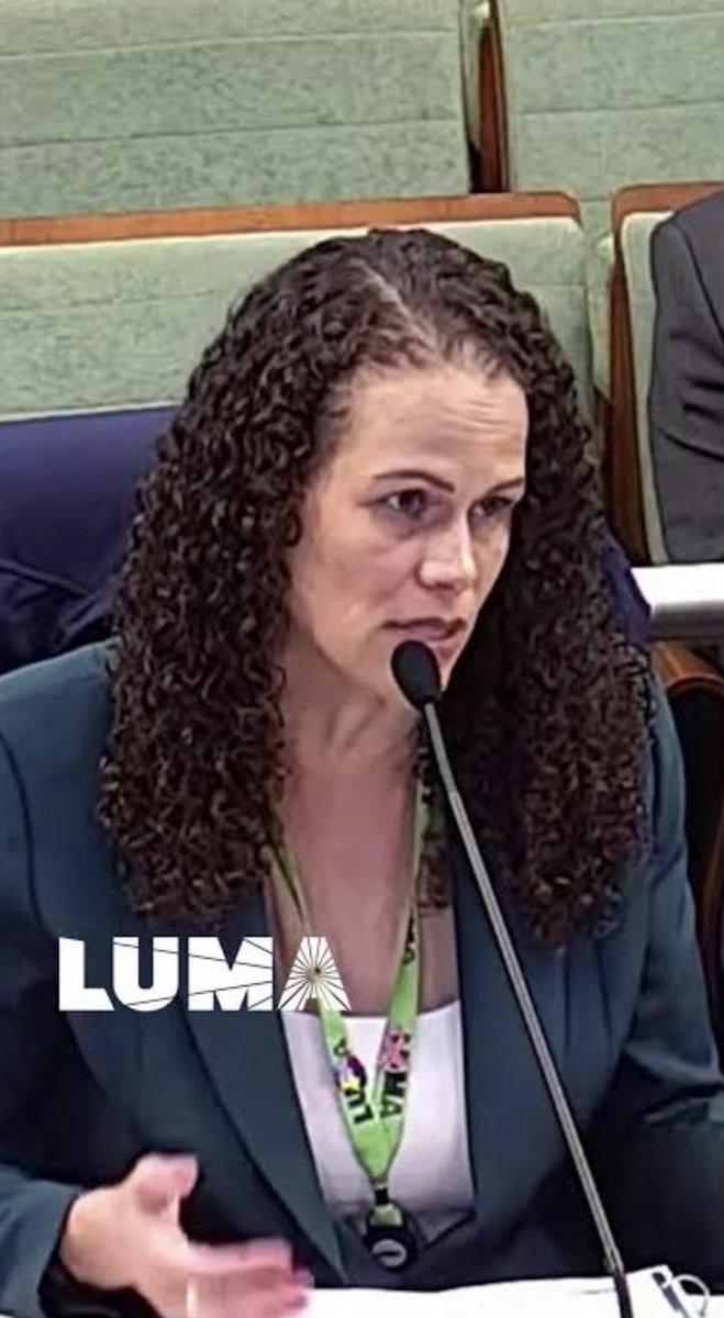 jaramilloutier's tweet photo. Buenos días!
Veamos cuánto nos cuesta la fracasada privatización 👇👇y es no le dice ni la Junta de Supervisión Fiscal ni los ANALISTOS 

El Presupuesto Total Año 2026-2027 Operacion y Mantenimiento Sistema Electrico es de $1,475.4 millones estos es lean bien aproximadamente $500 millones MÁS que el que tenía el modelo público AEE 
Y no se está incluyendo las asignaciones especiales por el DOE ni los fondos de recuperaciones 

Ahora vamos desglosar
 1. Presupuesto Anual de LUMA 
$1,126,000 MILLONES al Año
76.3%  del Presupuesto total
En eso está el salario y beneficios marginales de casi UN MILLÓN al año de la CEO de Luma y no sabemos si le pagamos hasta el carro. 
El Director/a de la AEE su salario era $250 mil anual con la TOTALIDAD de la Operación incluyendo generación 
Luma tiene más de 15 VP que cobran más de $300 mil año 
En la AEE el equivalente que eran los directores de Directorado que era 7 su salario estaba entre $90 mil a $125 mil anuales. 
En adición Luma cobra por hacer su desastre 143.2 millones Fee anual

2. Segundo fracaso Presupuesto Anual de Genera
$306.5 millones
20.77% del presupuesto total $27.6 millones Fee anual
Sus ejecutivo salarios similares al de Luma 🤫

3. El pobre Presupuesto Anual AEE
$43 millones que incluye las operaciones administrativas del dueño, los gastos de abogados para la reestructuración de la deuda y el sistema de riego y las plantas hidroeléctricas 
2.91% del presupuesto total

Esto significa que el 76.3% de lo que cuesta Operar y Mantener el Sistema Electrico de Puerto Rico lo botamos en pagarle a LUMA, una privatización ineficiente y cada vez más costosa y sobre todo fracasada. 
Cuáles son los resultados 

- Mas apagones anuales y diarios (trimestre actual 9.1% más apagones) 
- Más problemas  de voltaje
- Mas enseres y equipos dañados
- Mas calles oscuras
- Mas reconstruccion atrasada
- Mas vegetacion cubriendo los cables y postes
- Mas Subestaciones en fuego

EL PUEBLO SE MERECE UN MEJOR Y MAS EFICIENTE Y MENOS COSTOSO OPERADOR DEL SISTEMA, LUMA NO MAS....🔥⏰️
TENEMOS QUE REGRESAR AL MODELO PÚBLICO TRANSFORMADO Y RENOVADO
