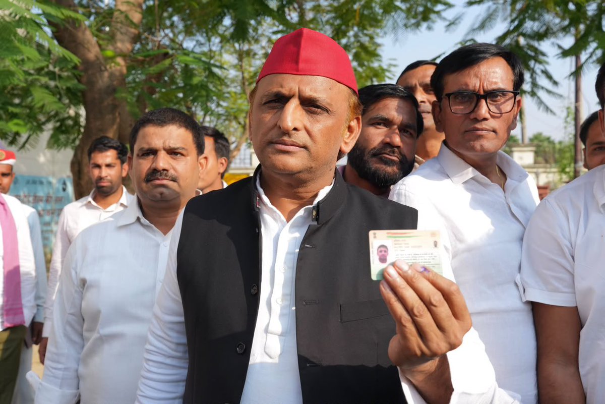 samajwadiparty's tweet photo. माननीय राष्ट्रीय अध्यक्ष श्री अखिलेश यादव जी ने सैफई में शिक्षक/स्नातक एमएलसी चुनाव में अपने मताधिकार का प्रयोग किया। https://t.co/gGXrLUAGaz