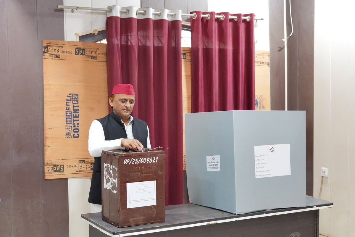 samajwadiparty's tweet photo. माननीय राष्ट्रीय अध्यक्ष श्री अखिलेश यादव जी ने सैफई में शिक्षक/स्नातक एमएलसी चुनाव में अपने मताधिकार का प्रयोग किया। https://t.co/gGXrLUAGaz