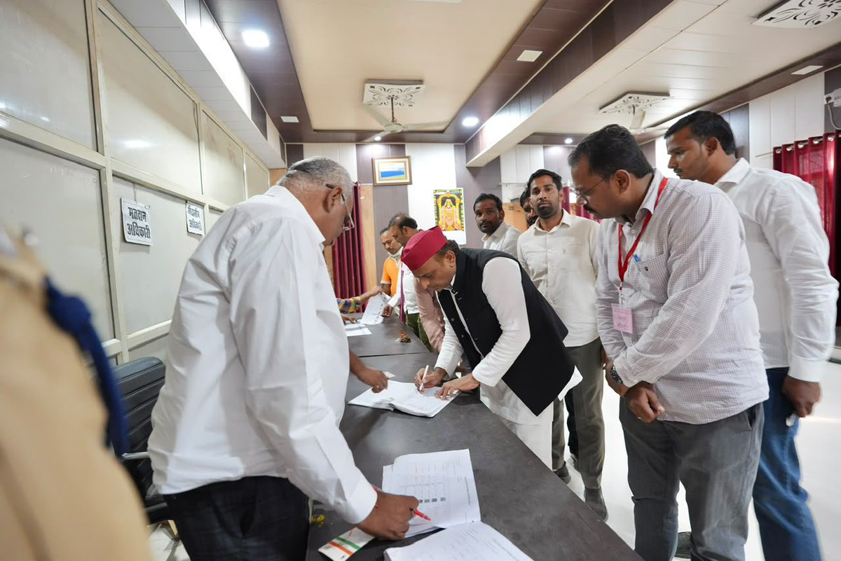 samajwadiparty's tweet photo. माननीय राष्ट्रीय अध्यक्ष श्री अखिलेश यादव जी ने सैफई में शिक्षक/स्नातक एमएलसी चुनाव में अपने मताधिकार का प्रयोग किया। https://t.co/gGXrLUAGaz