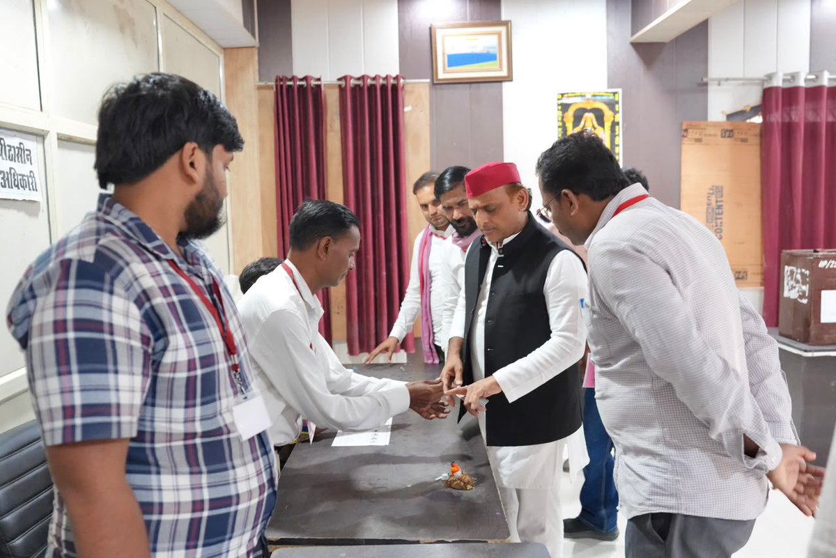 samajwadiparty's tweet photo. माननीय राष्ट्रीय अध्यक्ष श्री अखिलेश यादव जी ने सैफई में शिक्षक/स्नातक एमएलसी चुनाव में अपने मताधिकार का प्रयोग किया। https://t.co/gGXrLUAGaz