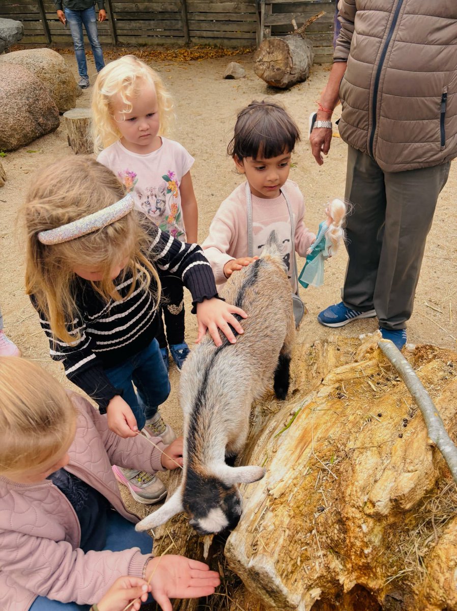 AooHulahula's tweet photo. Taking my leopard baby to meet her friends at the zoo. https://t.co/hMej8k9vGO