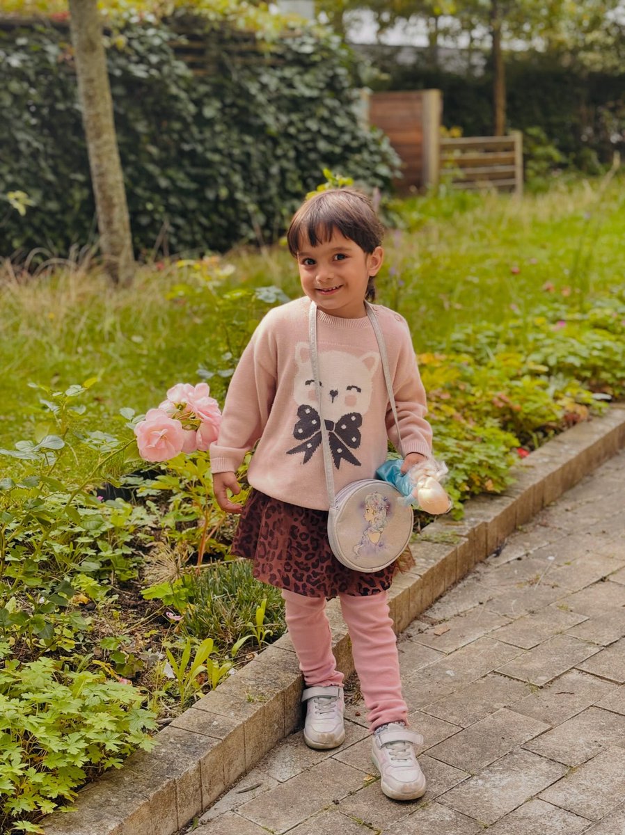 AooHulahula's tweet photo. Taking my leopard baby to meet her friends at the zoo. https://t.co/hMej8k9vGO