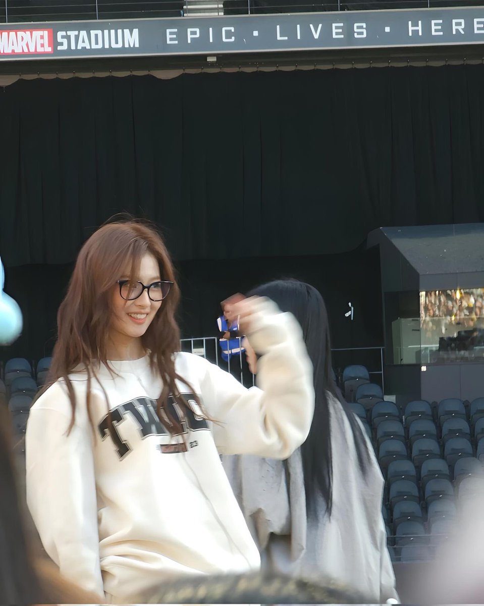 pwrdjrttt's tweet photo. with glasses 🕶️💜

#SANA https://t.co/xBwBFsm0gt