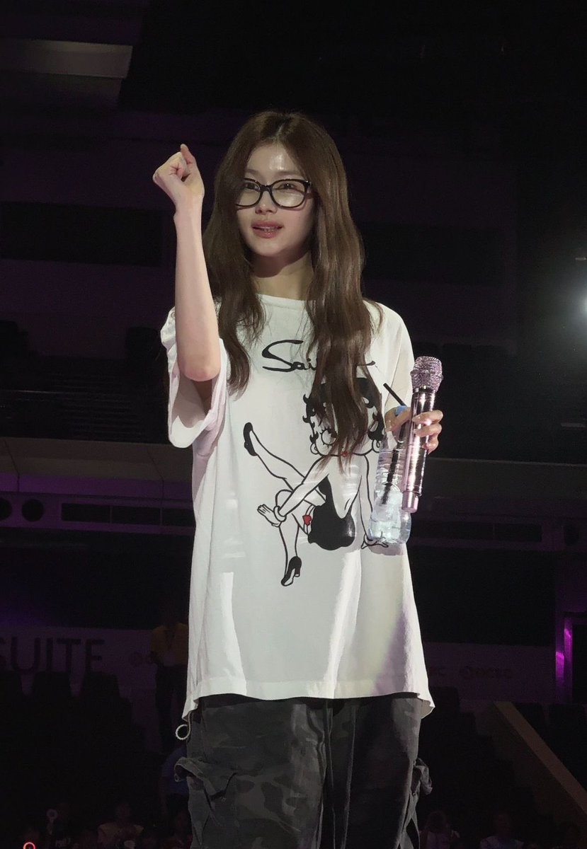 pwrdjrttt's tweet photo. with glasses 🕶️💜

#SANA https://t.co/xBwBFsm0gt
