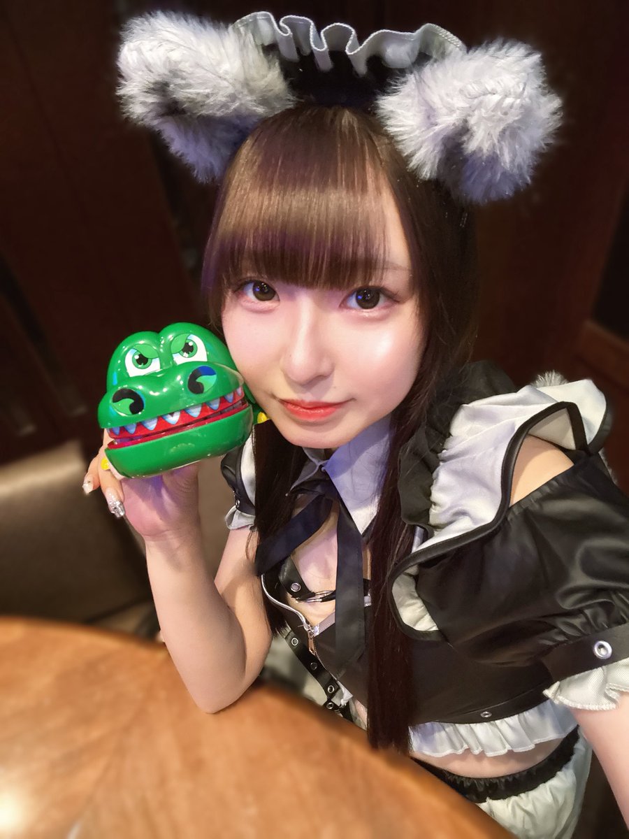 mof_nepi's tweet photo. ワニ🐊ｷﾀ━━━━(ﾟ∀ﾟ)━━━━!!
飲み会定番と言えばこれですな(っ*´ω`*ｃ)
吾輩も、若い頃は朝になるまでコイツと戯れたものです(*´∀｀*)
皆さんも、遊びに来てくださいッ○┓ﾍﾟｺｯ

#コンカフェ #すすきの #札幌 #スナック https://t.co/rUMU0Os5xQ