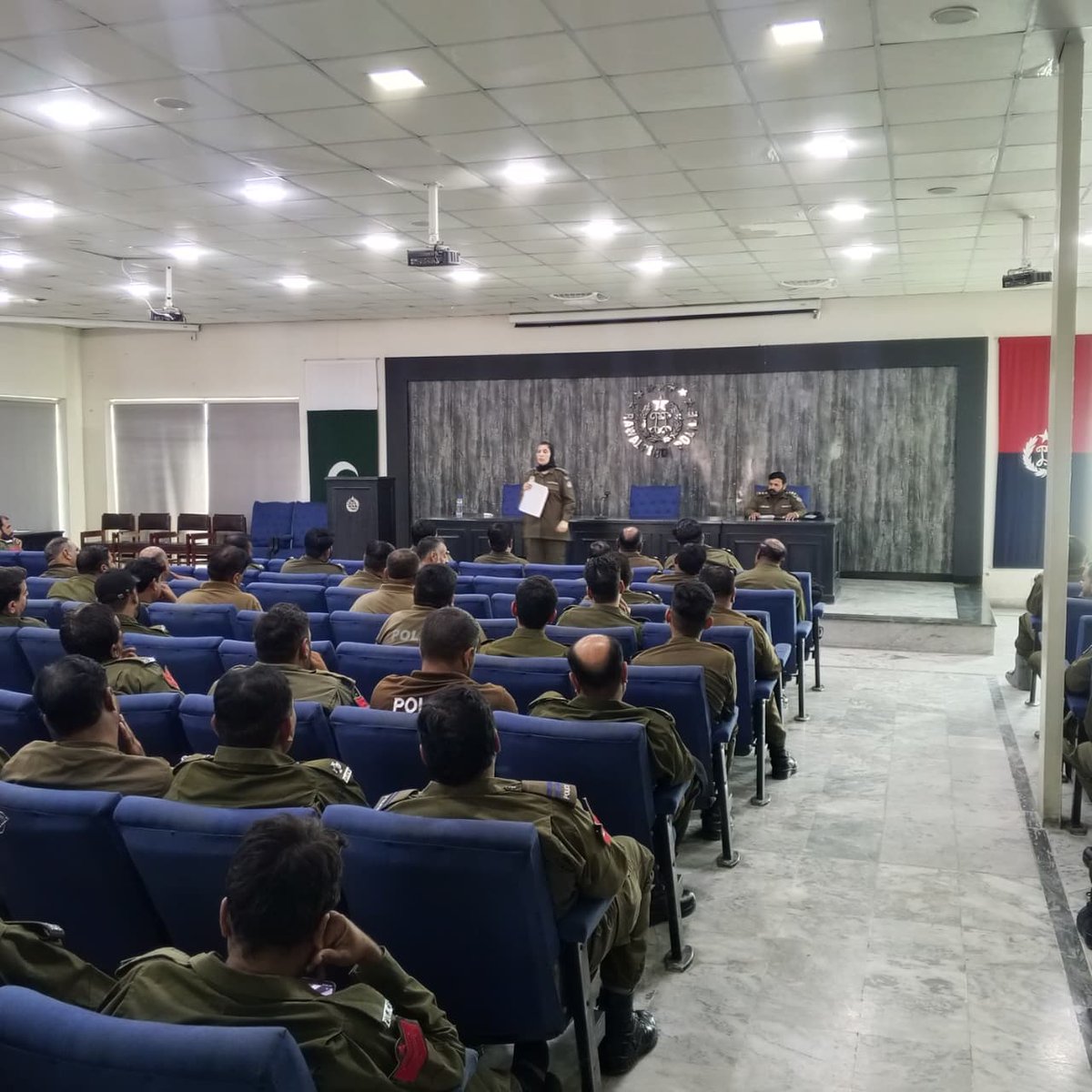 RwpPolice's tweet photo. پولیس لائنز ہیڈ کوارٹرز میں پولیس افسران و اہلکاروں کے رویوں میں مثبت تبدیلی اور شہریوں کو بہترین سروسز کی فراہمی کے حوالے سے خصوصی تربیتی ورکشاپ کا انعقاد، ڈی ایس پی لیگل راشد بلال سمیت دیگر افسران نے پولیس افسران و اہلکاروں کو اخلاقی تربیت، شہریوں سے خوش اخلاقی اور https://t.co/ogo03JIFQL