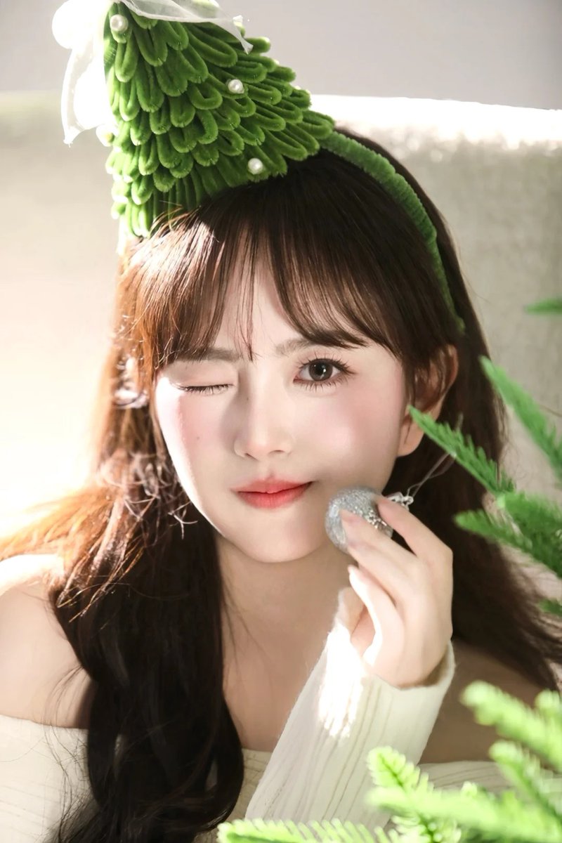 LisaB12090557's tweet photo. Milk-white sweater + mini pine crown, a soft Christmas fantasy.#ChristmasGirl #FestiveMoments #ootd https://t.co/sKbTcZu3Jd