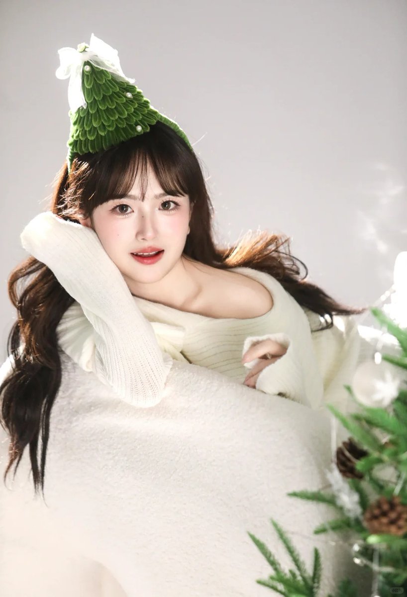 LisaB12090557's tweet photo. Milk-white sweater + mini pine crown, a soft Christmas fantasy.#ChristmasGirl #FestiveMoments #ootd https://t.co/sKbTcZu3Jd
