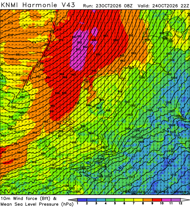 weermanrobert's tweet photo. Dit is de verwachting voor morgenavond laat, rond middernacht. Langs de noordwestkust kan het dan enige tijd tot storm komen (windkracht 9), met (zeer) zware windstoten. Door de zuidelijke component neemt de wind boven land echter snel af. https://t.co/mVQwxY2IqG