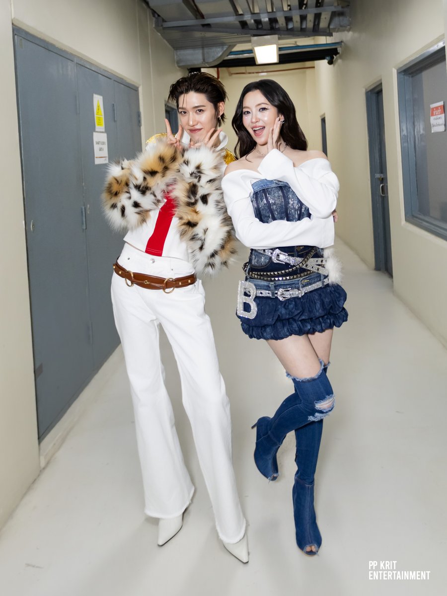 PPKrit_Ent's tweet photo. เก็บภาพบรรยากาศ Prince of Tiger 🐅 พบปะเพื่อน ๆ มาฝาก ขอบคุณพี่หลิงและน้องออมที่ชวนมาสนุกด้วยน้า~ 🤍#LingOrmBetweenUsConcertD2

THE WORLD BETWEEN LINGORM D2
#PPKritt #LinglingKwong #OrmKornnaphat‌ https://t.co/7wYDk3DKzF