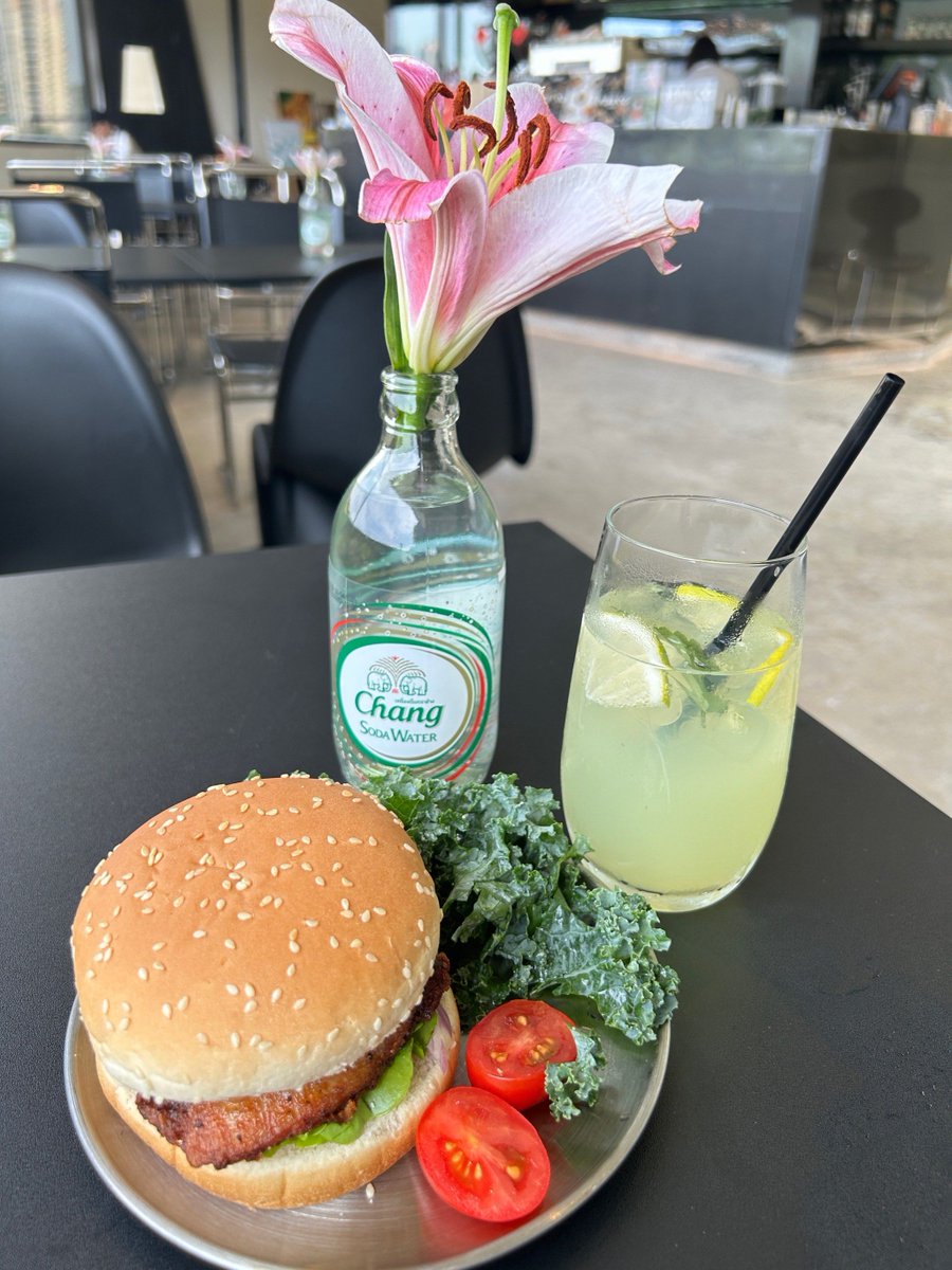 sachikourtd's tweet photo. [今日、滞った仕事の合間に、カラフルなハンバーガーを食べた。脂肪分は少なめだけど、永遠の美味しさ！]， https://t.co/C6tOcteqIl