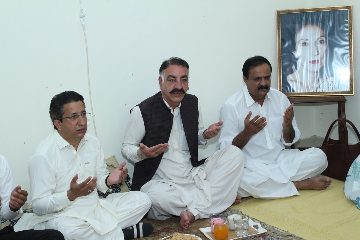PPP_Org's tweet photo. محترمہ نصرت بھٹو کی برسی کے موقع پر دعائیہ تقریب کا انعقاد
پاکستان پیپلز پارٹی کے مرکزی سیکرٹریٹ کے زیرِ اہتمام مادرِ جمہوریت محترمہ نصرت بھٹو کی برسی کے موقع پر دعائیہ تقریب منعقد ہوئی، جس میں انچارج سینٹرل سیکریٹریٹ پی پی پی سیدسبط الحیدربخاری،  جنرل  سیکرٹری پاکستان پیپلز پارٹی وسطی پنجاب  سیدحسن مرتضیٰ اور پارٹی کارکنان نے شرکت کی۔

تقریب کے دوران محترمہ نصرت بھٹو کی جمہوریت کے لیے لازوال جدوجہد، بے مثال قربانیوں اور جمہوری اقدار کے فروغ کے لیے ان کی خدمات کو خراجِ عقیدت پیش کیا گیا۔ شرکاء نے اس عزم کا اعادہ کیا کہ محترمہ نصرت بھٹو کے جمہوری مشن اور عوامی خدمت کے جذبے کو آگے بڑھایا جاتا رہے گا۔
اس موقع پر محترمہ نصرت بھٹو کے ایصالِ ثواب، درجات کی بلندی، ملک کی ترقی و خوشحالی، قومی یکجہتی اور جمہوریت کے استحکام کے لیے خصوصی دعا بھی کی گئی۔
@S_HassanMurtaza